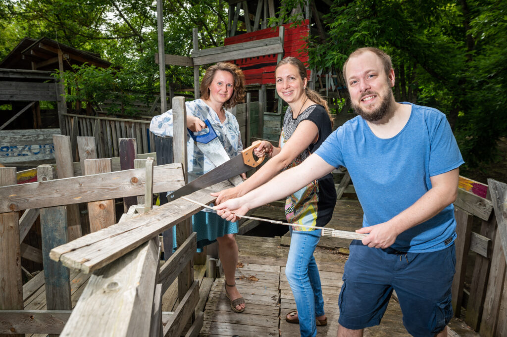 Katja Preuß (42, Gewaltpräventionstrainerin), Astrid Lafner (35, Einrichtungsleitung Familienzentrum Grünau), Joseph Pickelmann (36, Gewaltpräventionstrainer). Nicht im Bild: Sina Hermel. Foto: Christian Modla