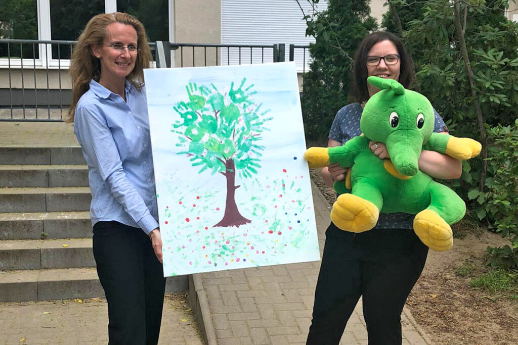 Spendenübergabe der Stiftung Leipzig hilft Kindern an das Tabaluga Kinderheim Leipzig im Juni 2020. Vorstandsvorsitzende Claudia Nerius (l.) und Julia Weise, Leiterin des Kinderheims, mit einem selbst gemalten Bild der Kinder. Quelle: Tabaluga Kinderheim