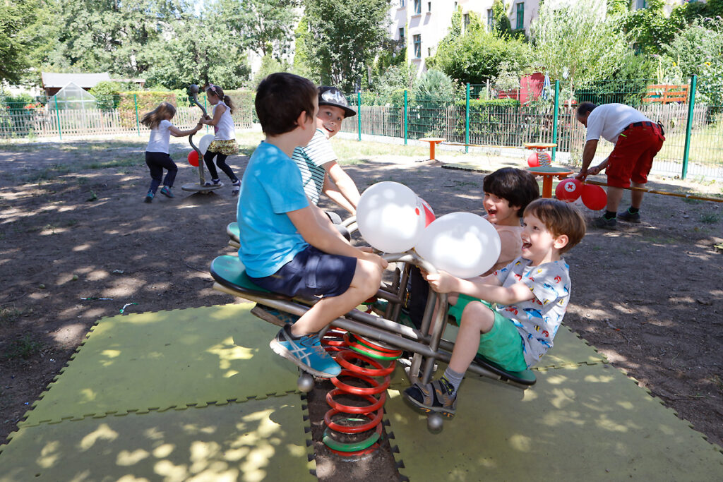 Spielspaß auf dem neuen Bewefgungsprcours