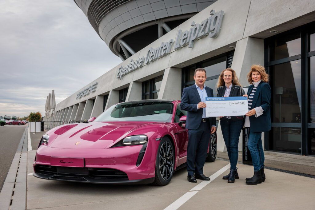 Spendenübergabe im Porschewerk Leipzig