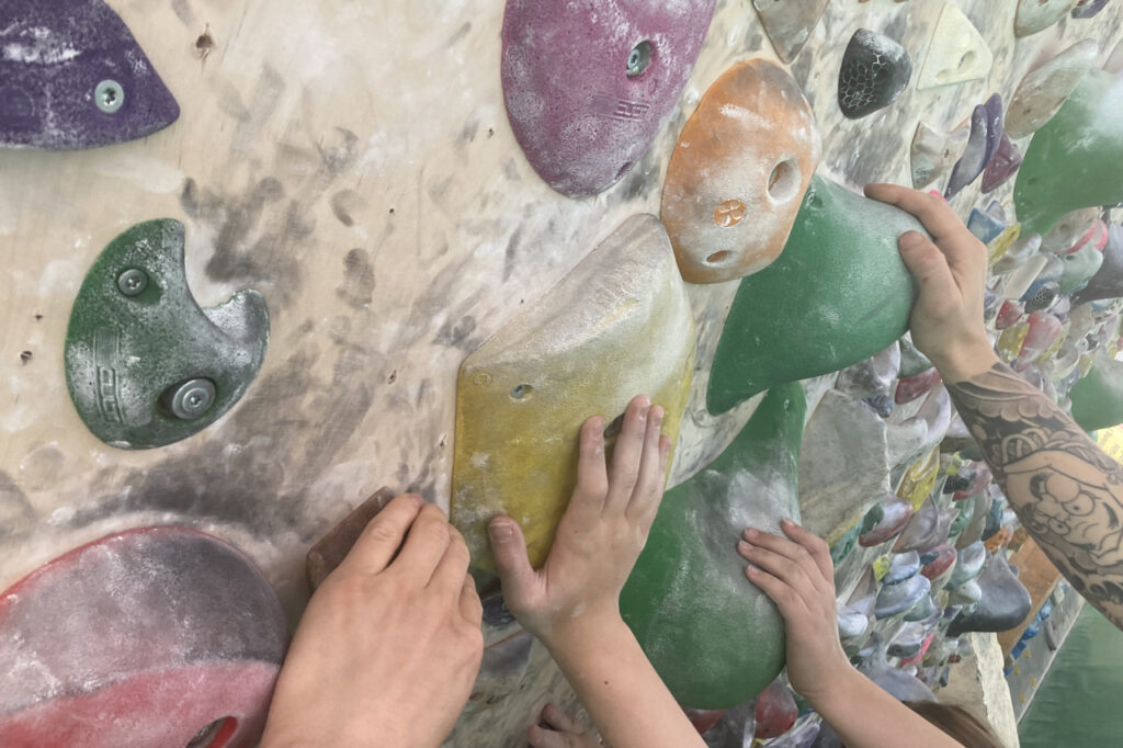 Hände an der Boulderwand