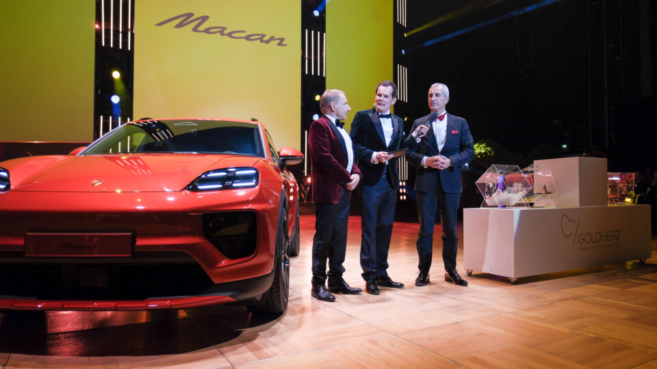 Schauspieler Richie Müller, Moderator Malte Arkona und Porsche-Vorstand Albrecht Reimold (auch im Bild) auf der Bühne