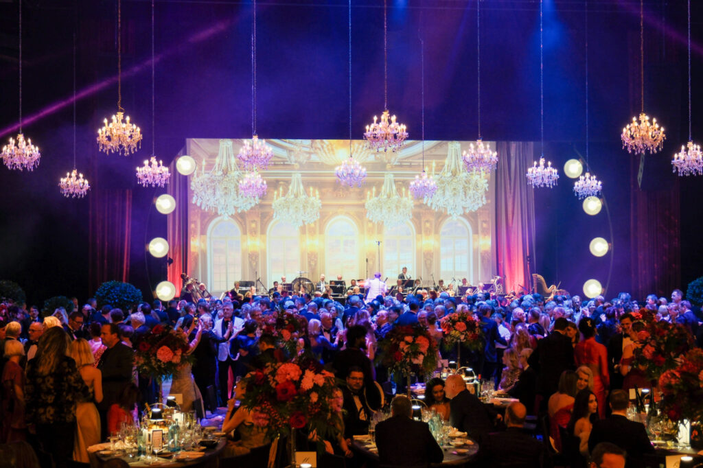 Opernball Leipzig - Blick in den vollen Ballsaal mit tanzenden Menschen.